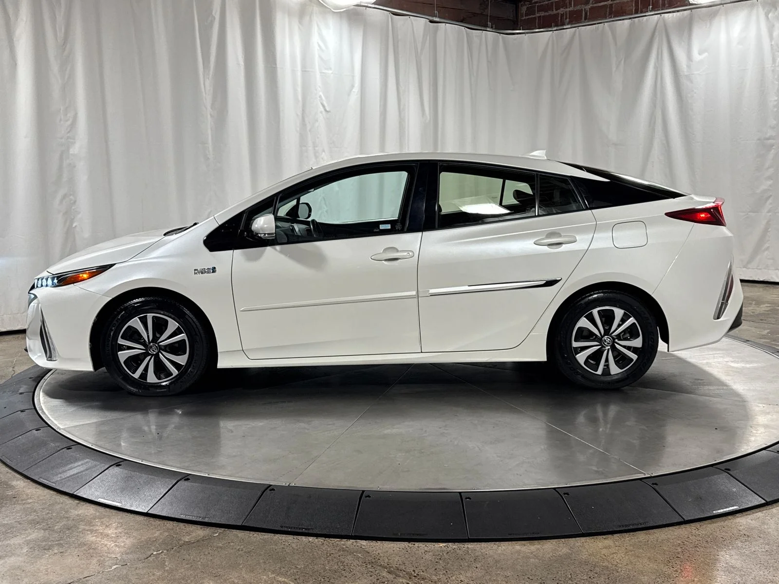 Used 2017 Blizzard Pearl Toyota Premium image 6