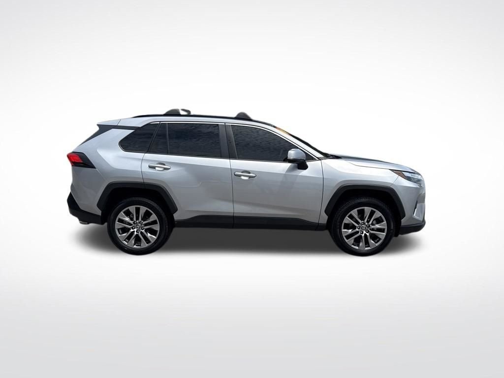 Used 2022 Silver Toyota XLE Premium image 4
