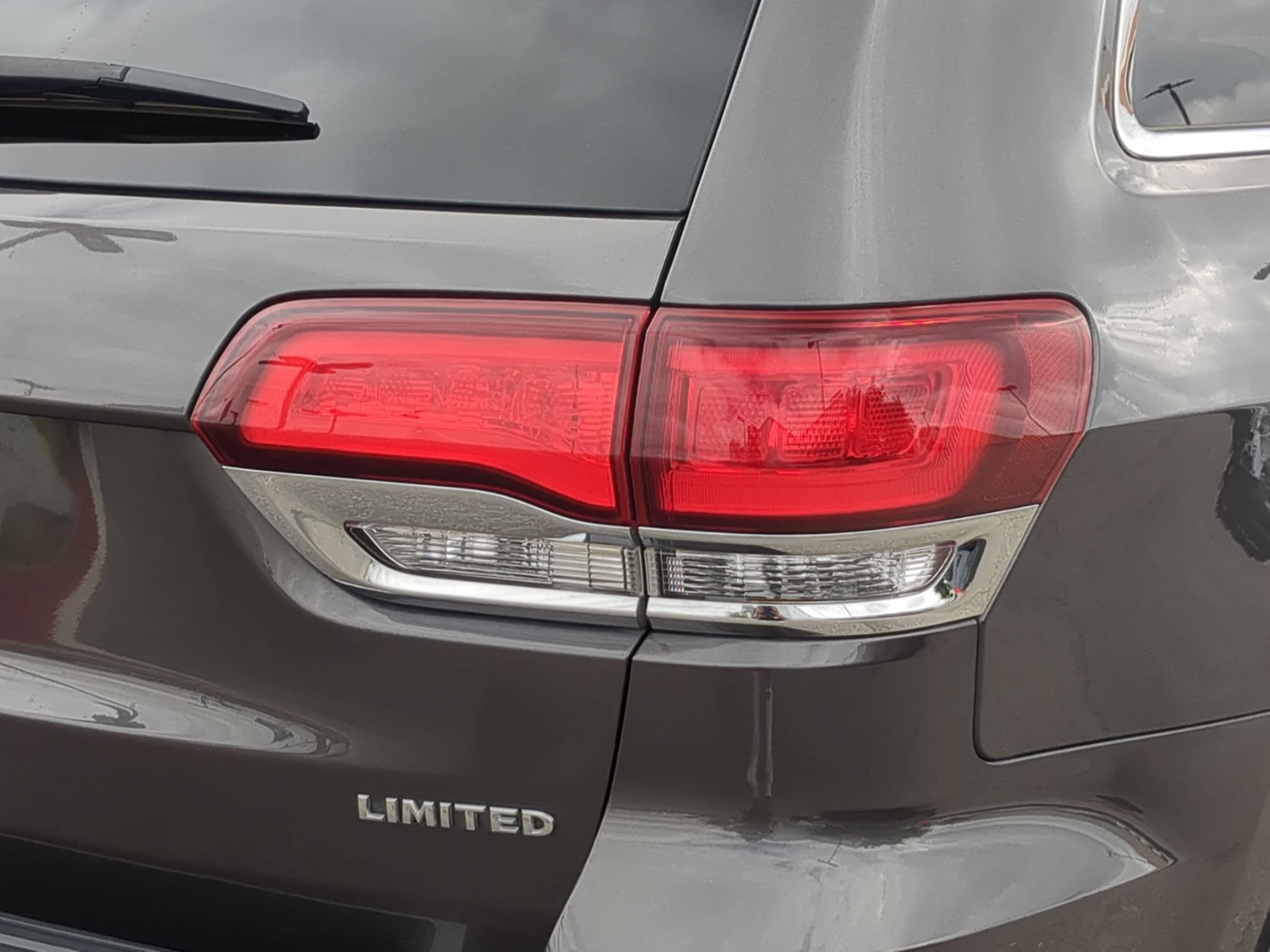 Certified Used 2021 Granite Crystal Metallic Clearcoat Jeep Limited image 11