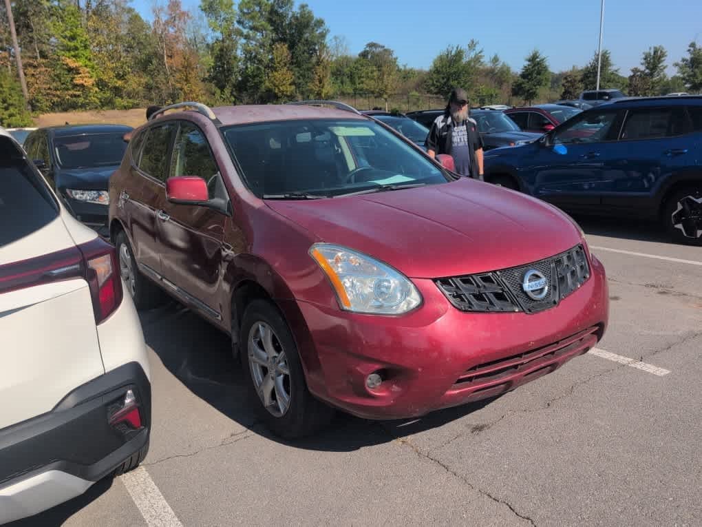 Used 2011 Cayenne Red Nissan SV image 3