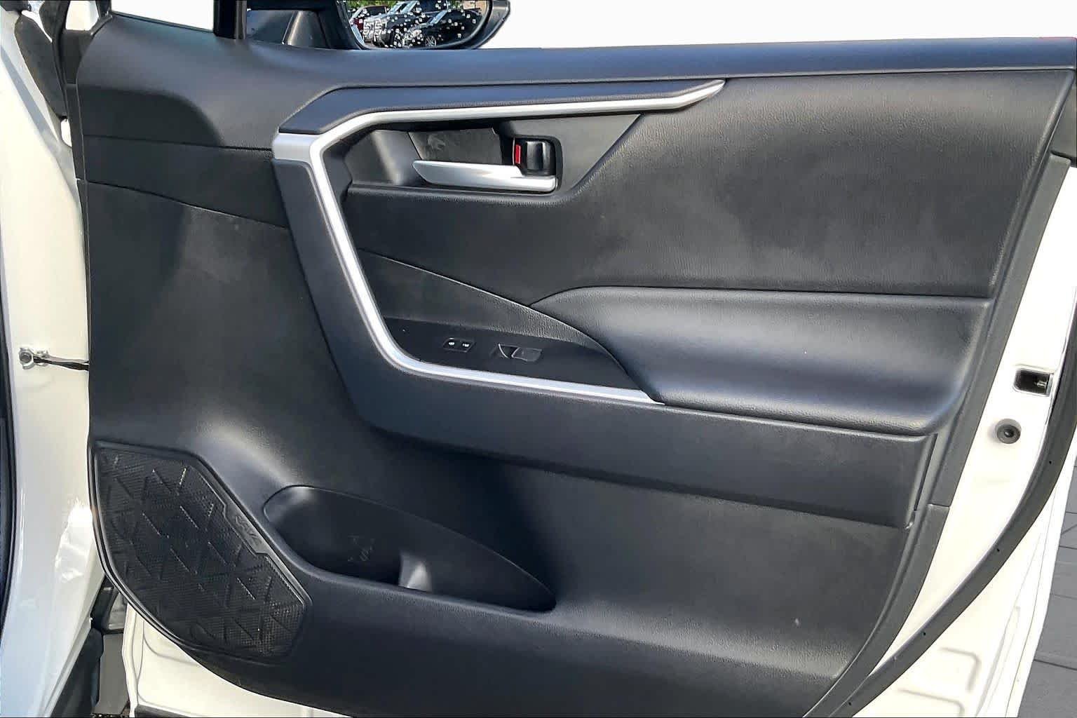 Used 2025 Ice Cap Toyota XLE image 22