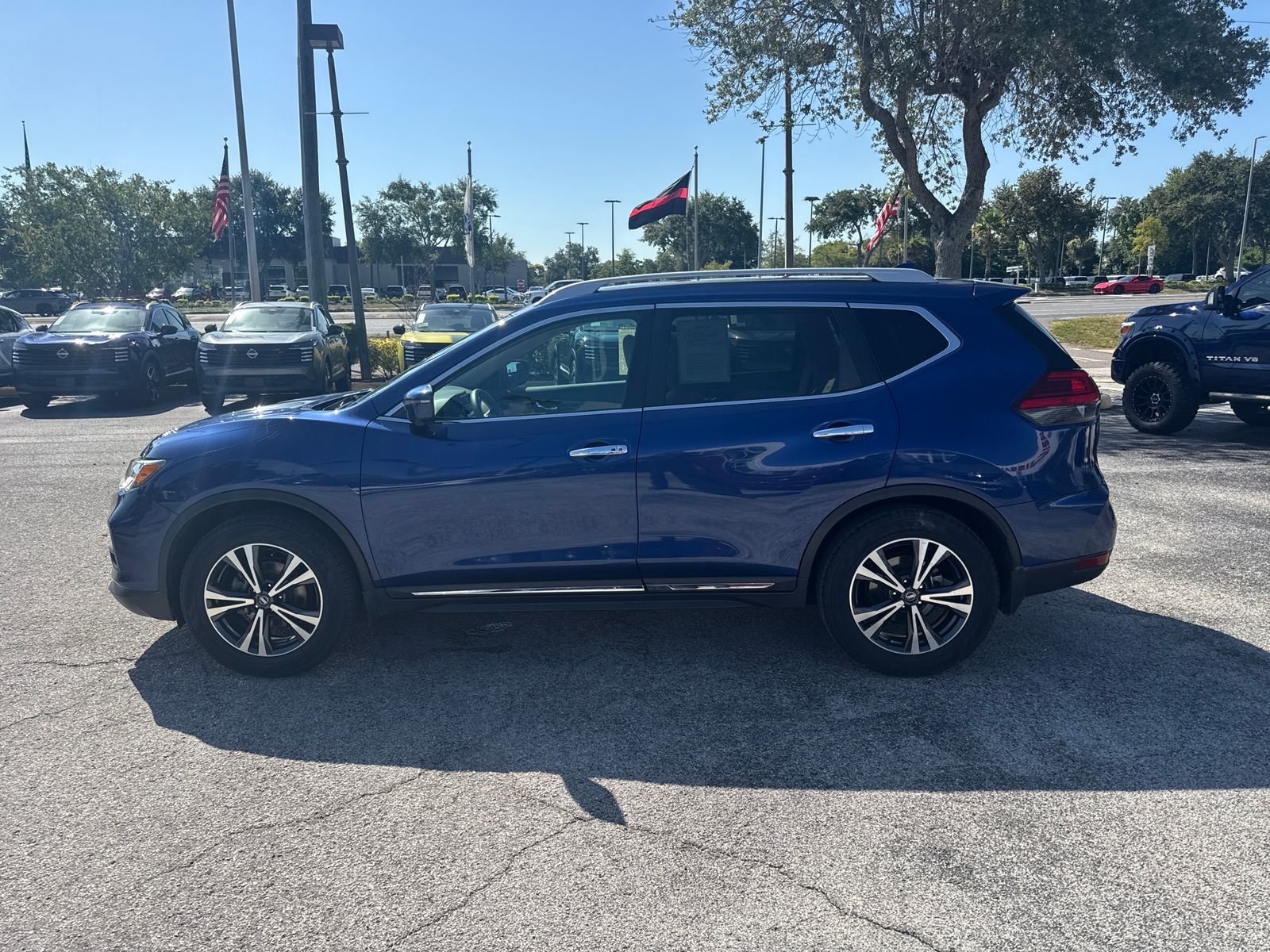 Used 2017 Blue Nissan SL image 19