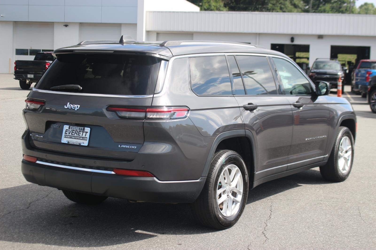 Used 2022 Gray Jeep Laredo image 7