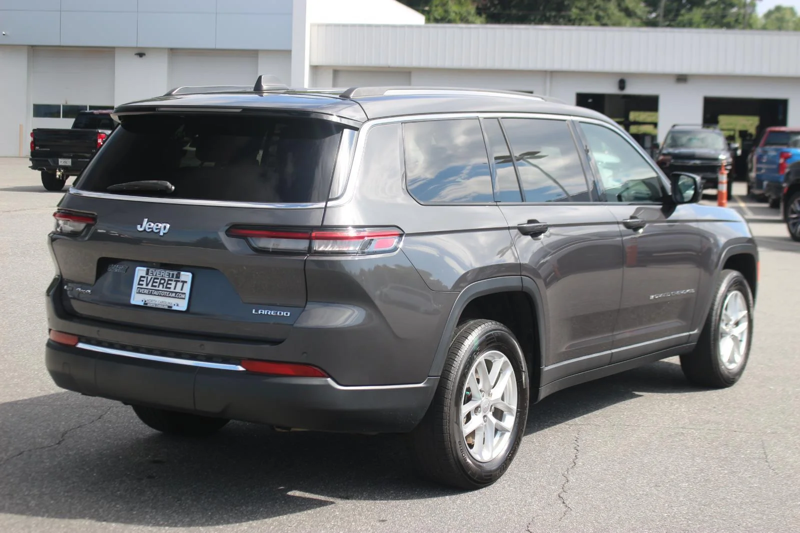 Used 2022 Gray Jeep Laredo image 7