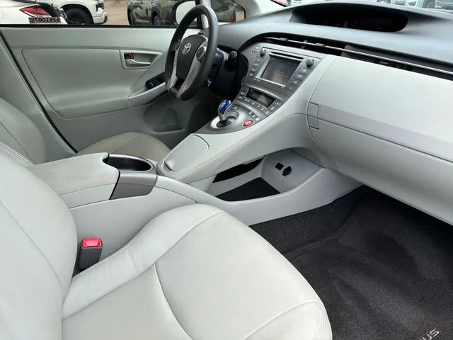 Used 2013 Silver Toyota Three image 24