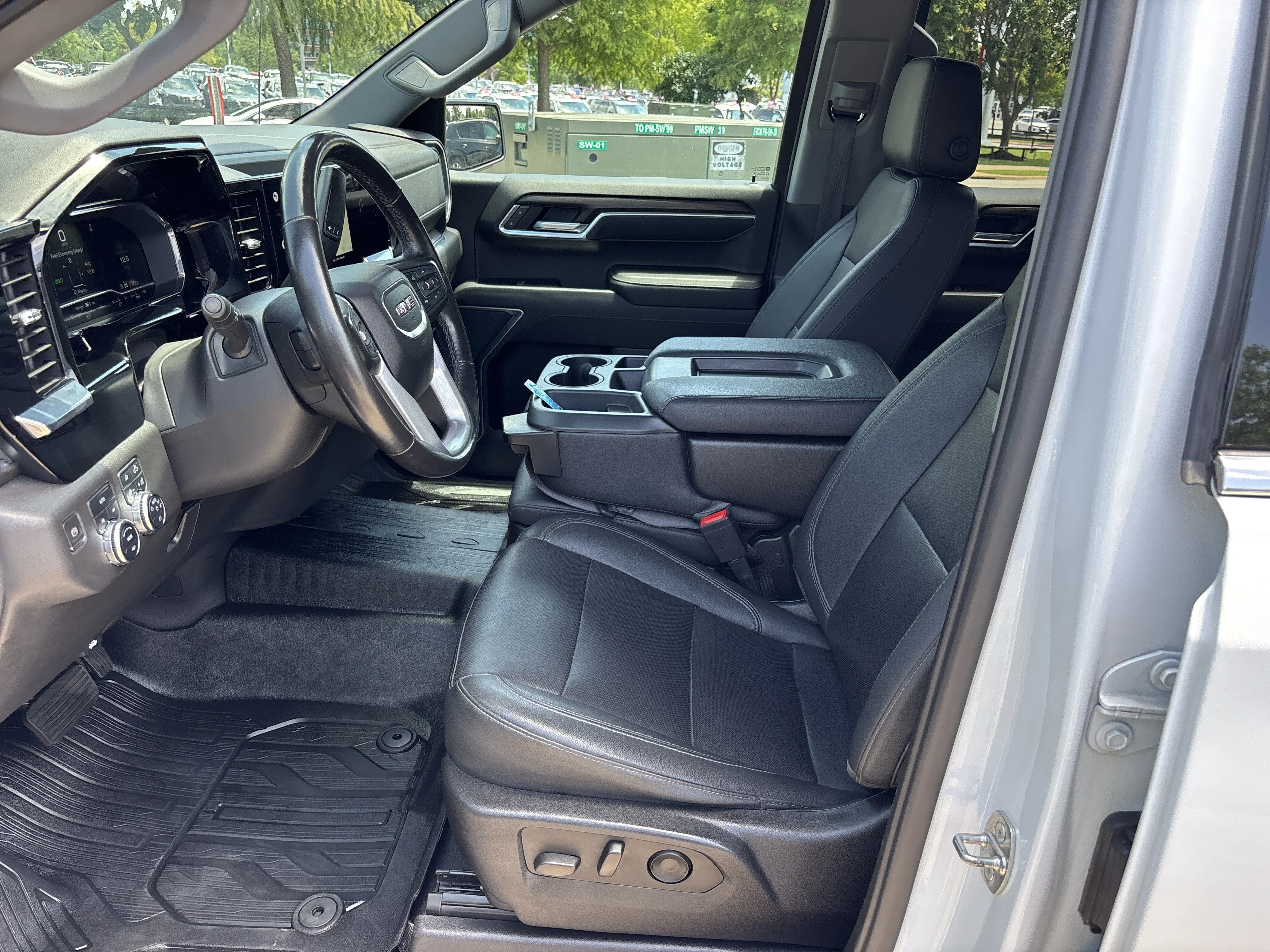 Used 2022 Summit White GMC SLT Crew Cab 4WD image 15