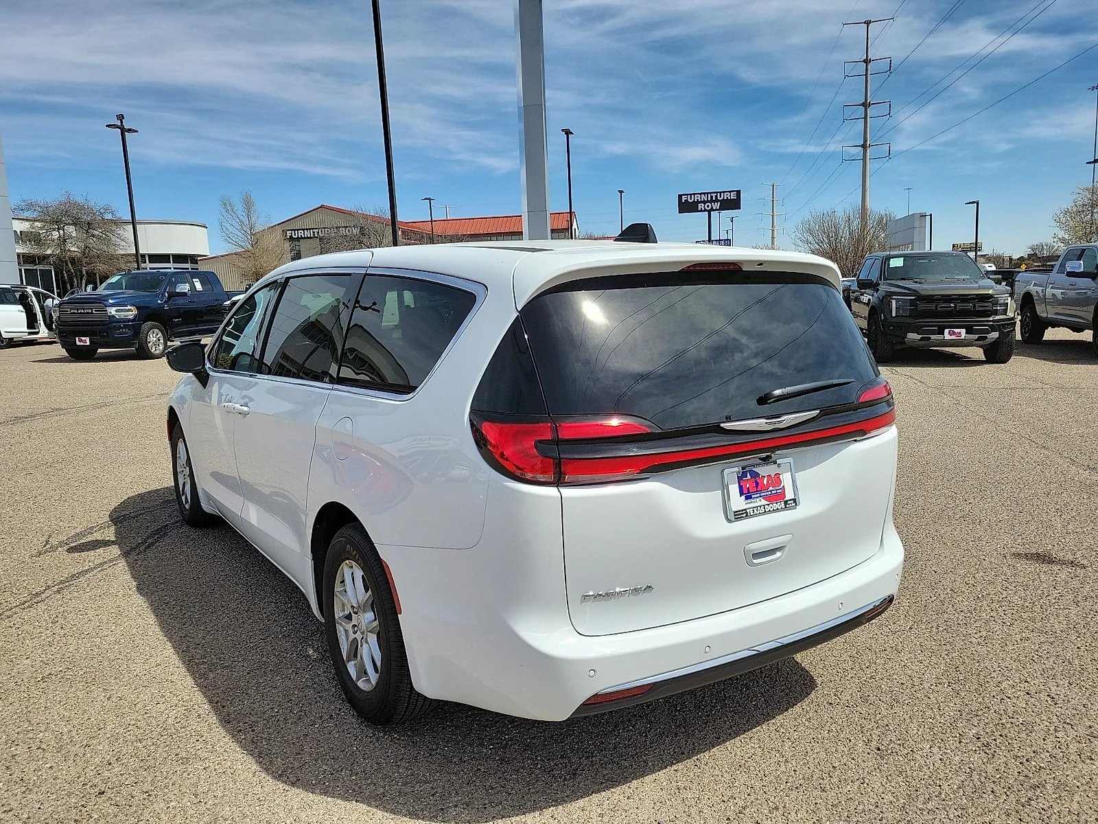 New 2026 PW7 Bright Whit Chrysler SELECT image 3