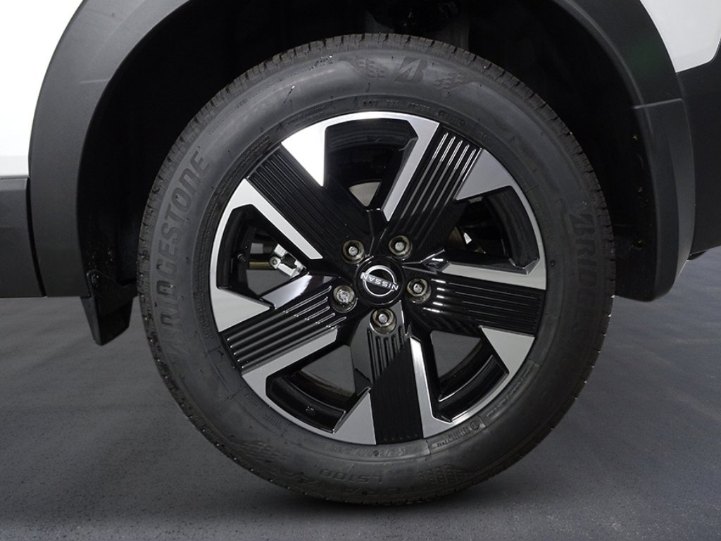 New 2026 Aspen White Tricoat/Super Black Nissan SV image 11