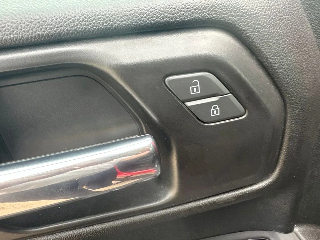 Used 2022 Red Chevrolet Custom image 8