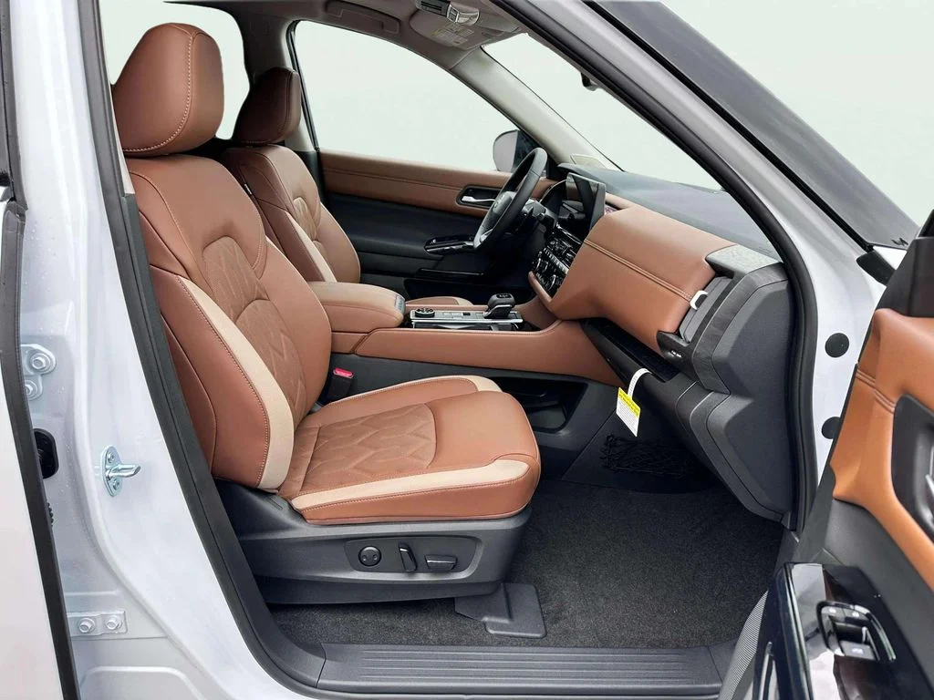 New 2026 Everest White Pearl/Black Nissan Platinum image 18