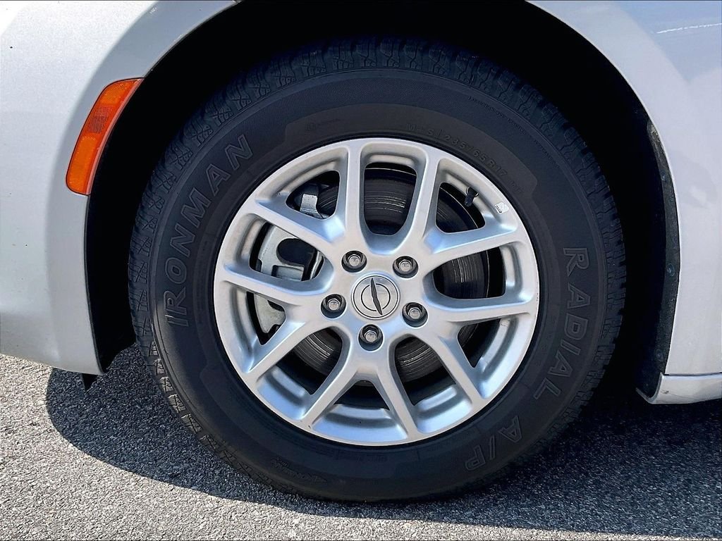 Used 2023 Silver Mist Clearcoat Chrysler LX image 7