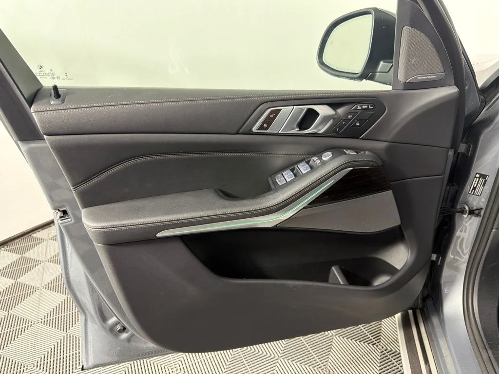 Used 2025 Gray BMW xDrive40i image 25