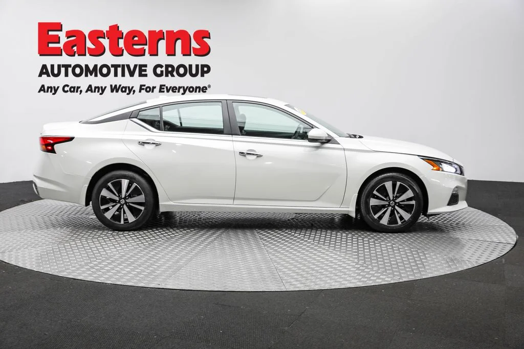Used 2022 White Nissan 2.5 SV image 4