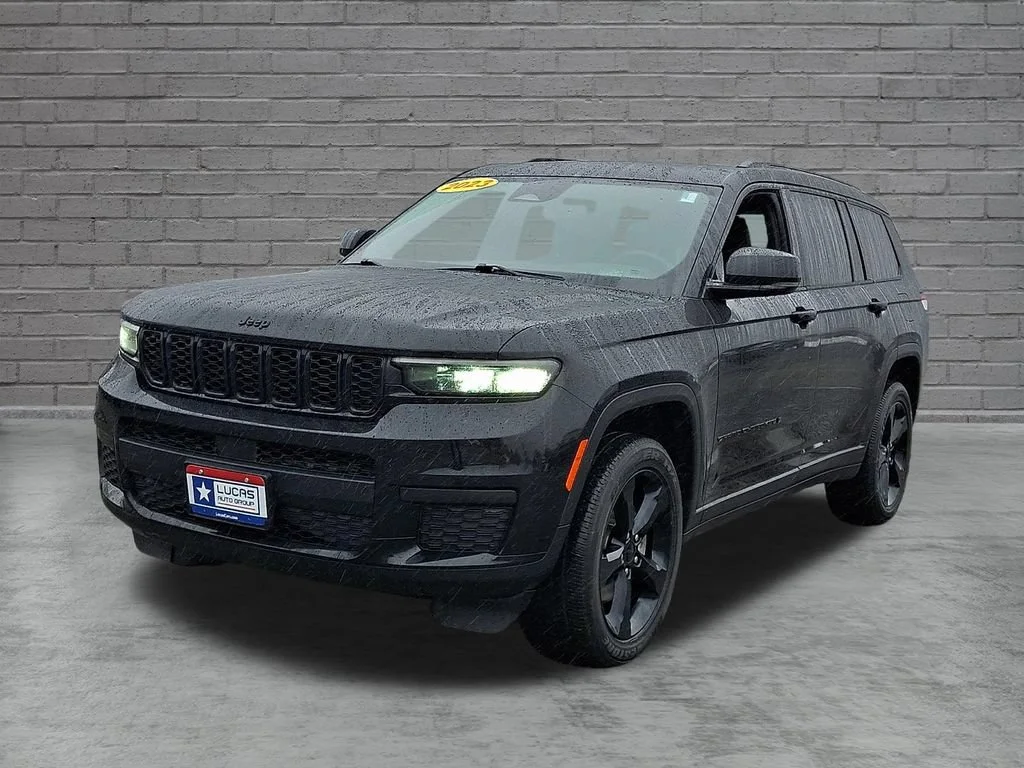 Used 2023 Diamond Black Crystal Pearlcoat Jeep Altitude image 5