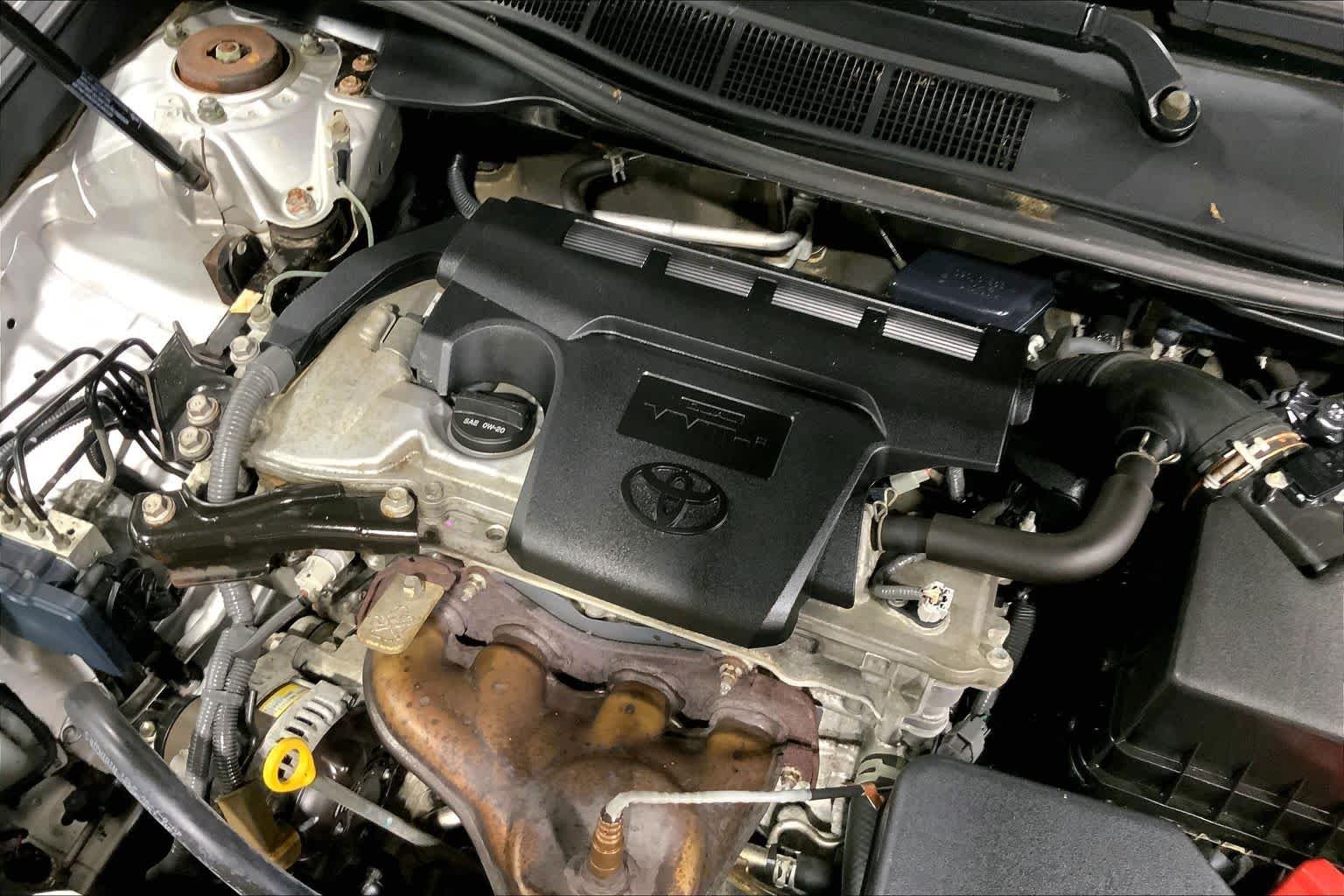 Used 2014 Classic Silver Metallic Toyota LE image 33