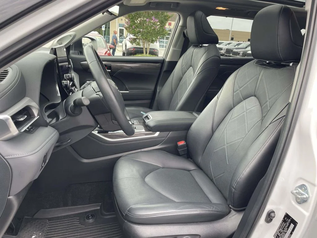 Used 2024 Wind Chill Pearl Toyota Platinum image 10