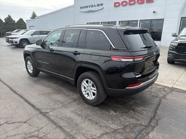 Used 2023 Black Jeep Laredo image 4