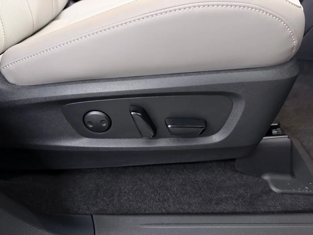 New 2027 RADIANT WHITE INFINITI Luxe FWD image 44