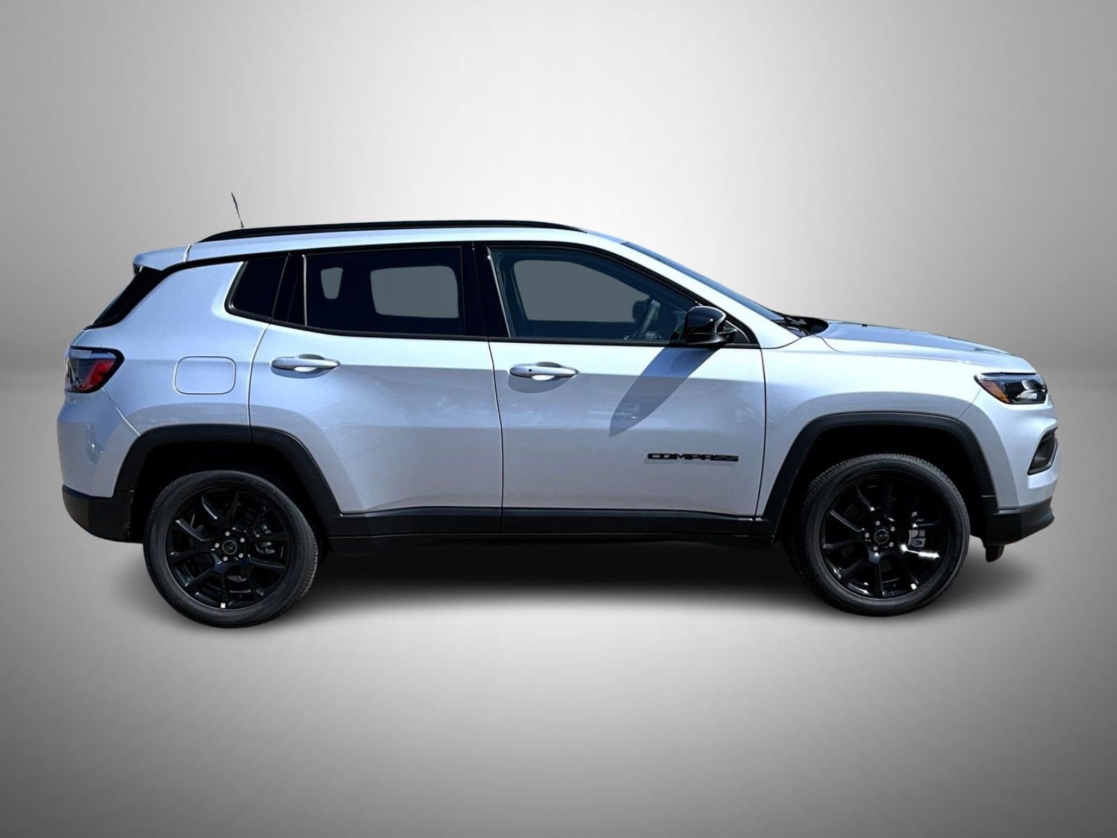 New 2026 Silver Zynith Metallic Clear-Coat Exterior Paint Jeep Latitude image 4