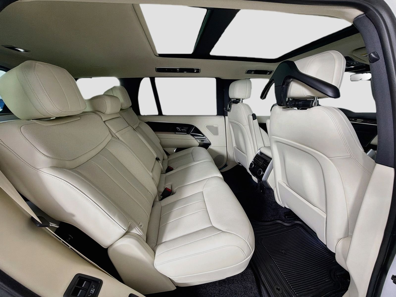 New 2026 Ostuni Pearl White Land Rover SE image 31