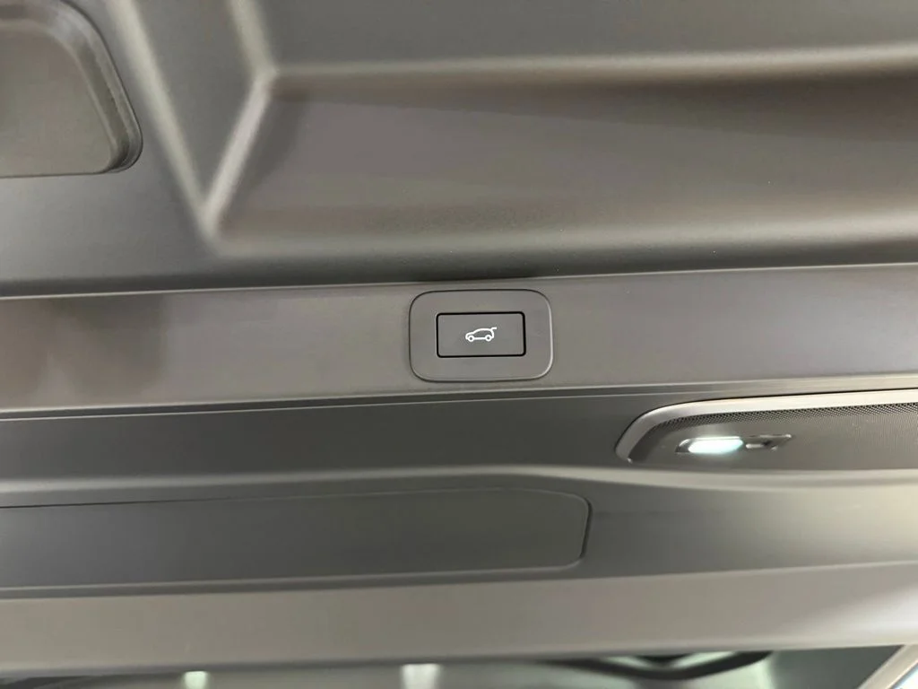 Used 2024 Carpathian Gray Premium Metallic Land Rover Autobiography image 31