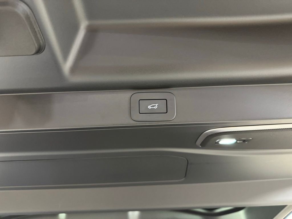 Used 2024 Carpathian Gray Premium Metallic Land Rover Autobiography image 31