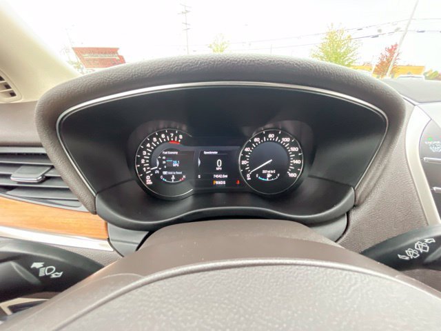 Used 2017 White Gold Metallic Lincoln Select image 21