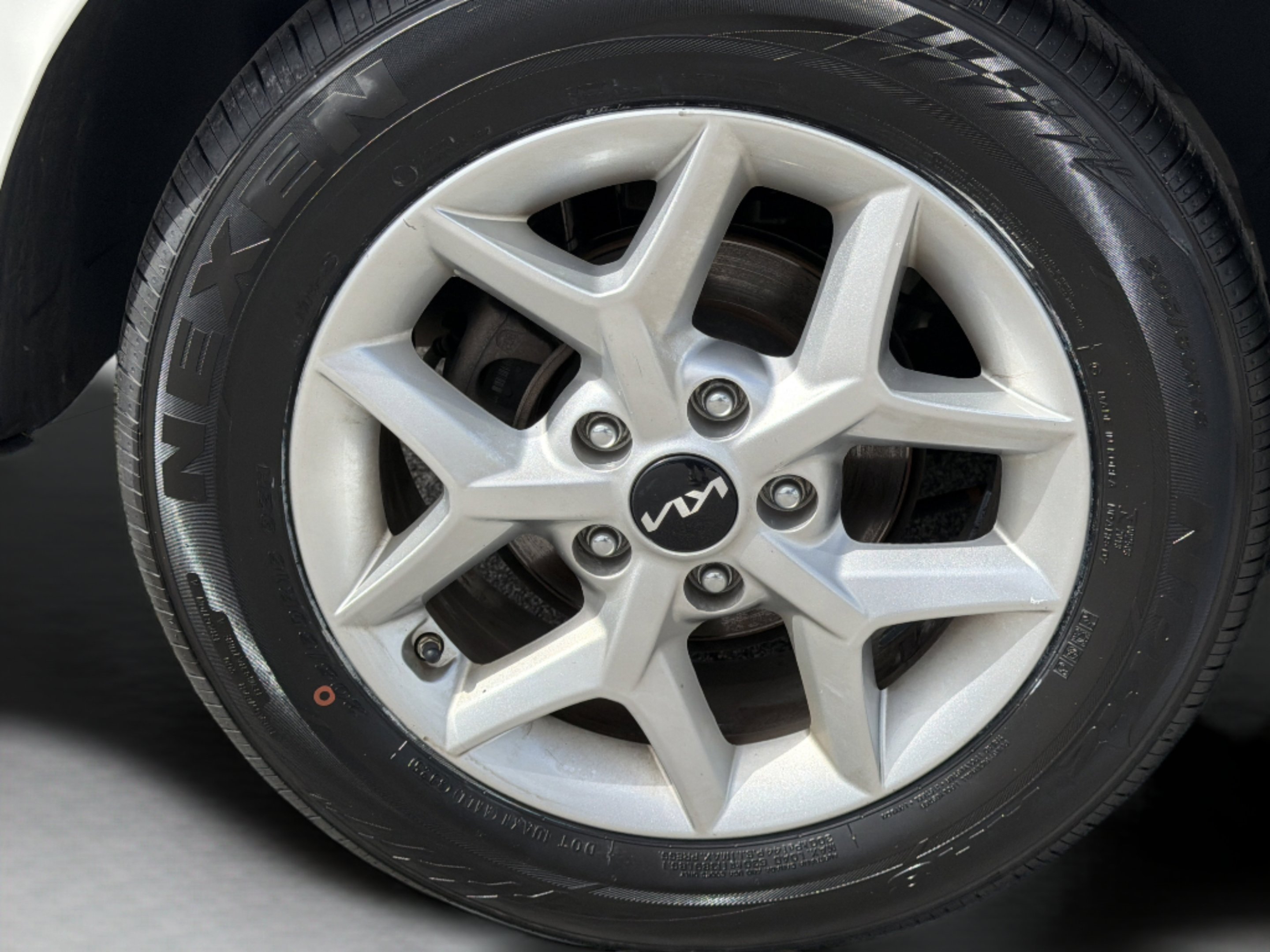 Used 2024 Snow White Pearl Kia LX image 28