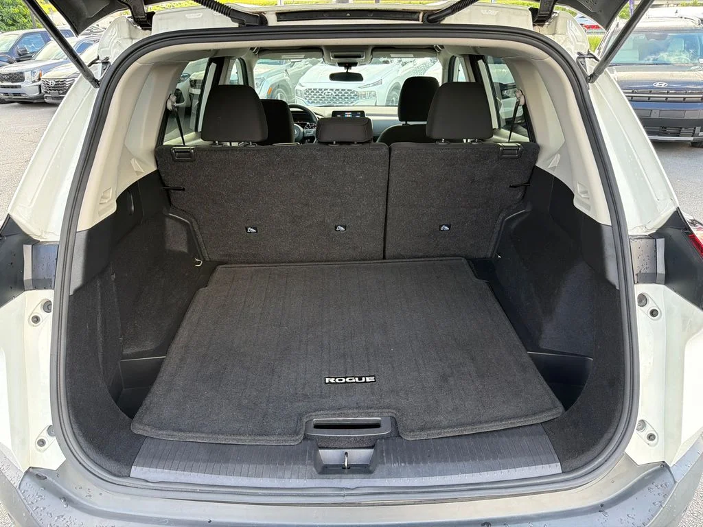 Used 2023 White Nissan S image 18