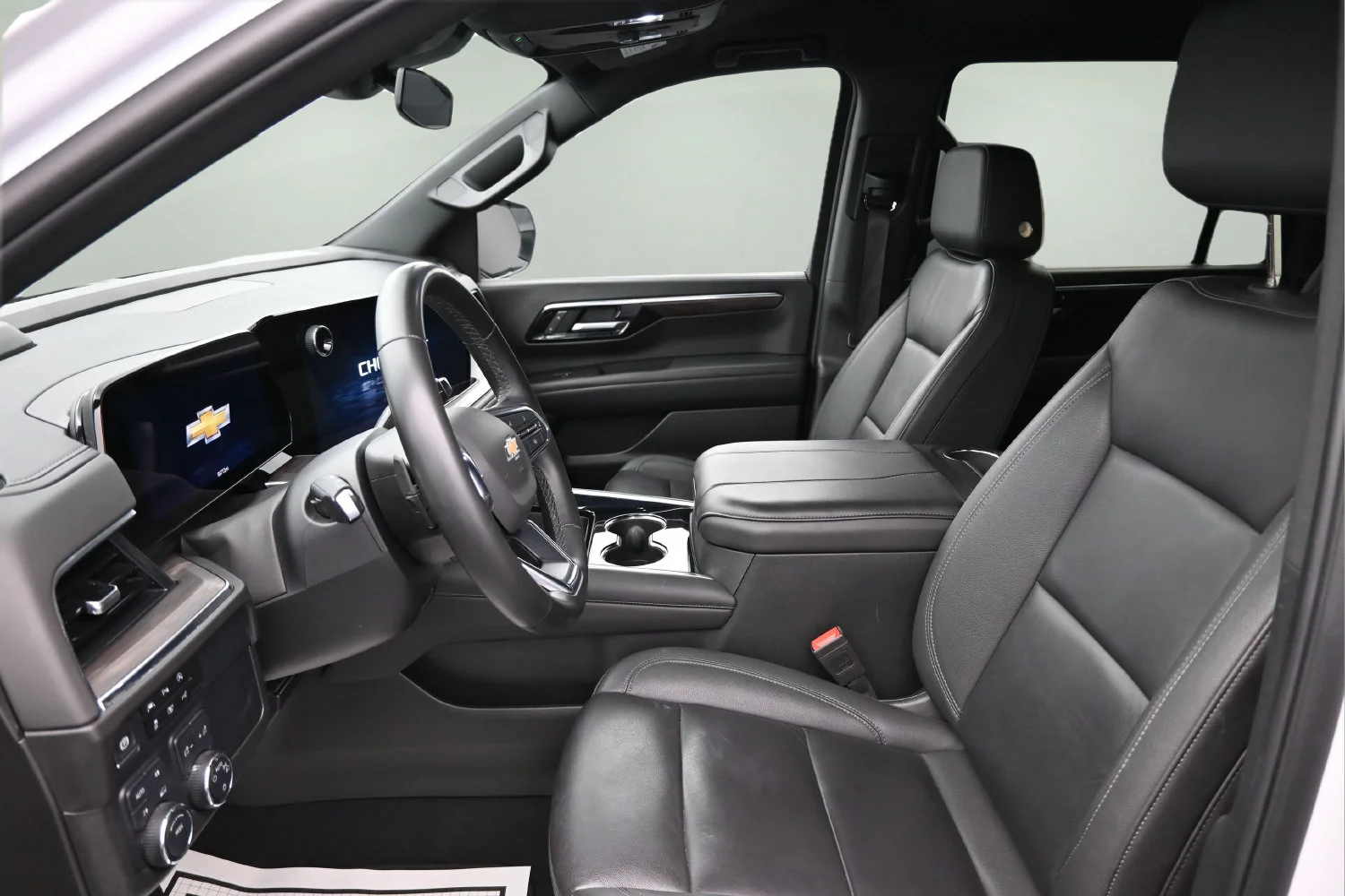 Used 2025 Summit White Chevrolet LT image 24