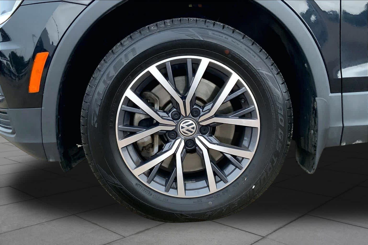 Used 2020 Deep Black Pearl Volkswagen SE image 10