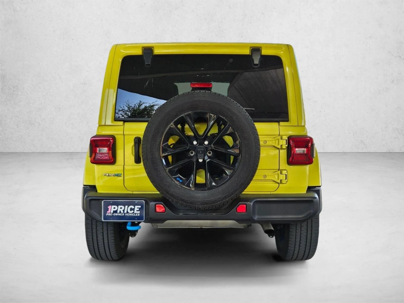 Used 2023 High Velocity Clearcoat Jeep Sahara image 6