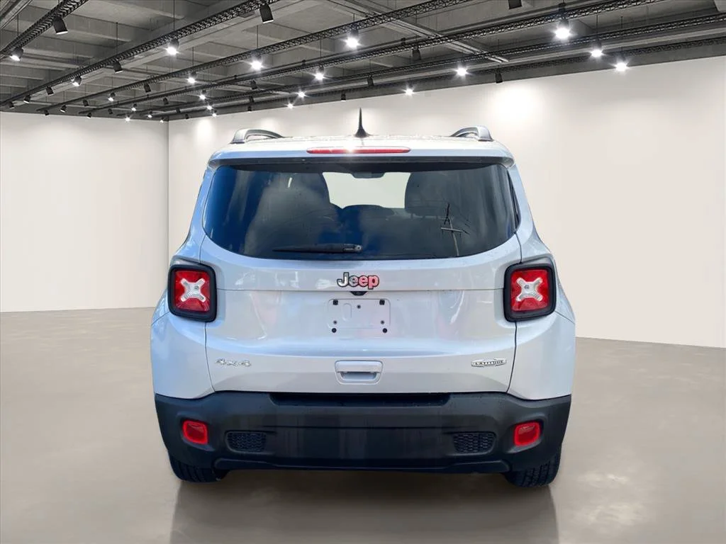 Used 2020 Glacier Metallic Clearcoat Jeep Latitude image 6