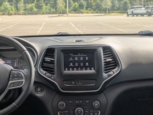 Used 2019 White Jeep Latitude Plus image 18