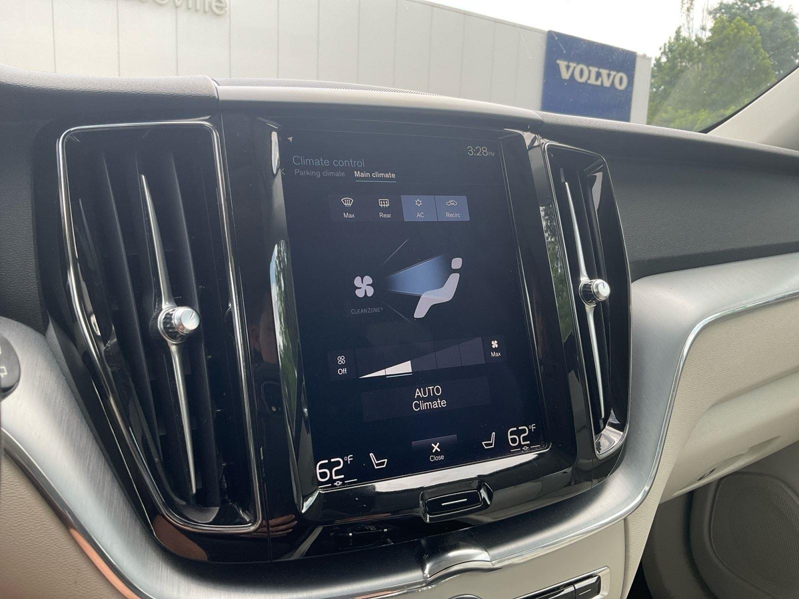 Used 2018 Denim Blue Metallic Volvo Momentum image 21