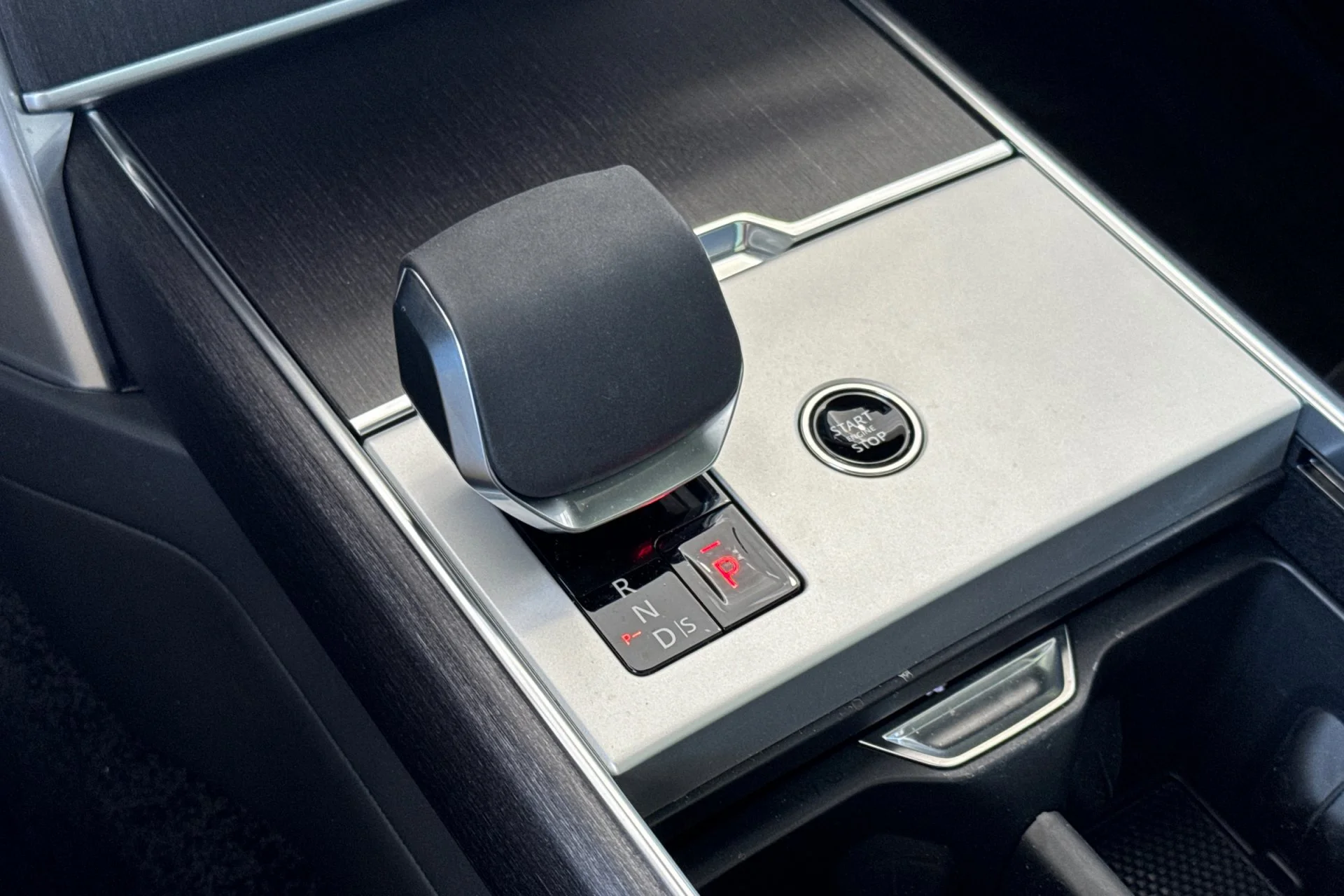 New 2026 Santorini Black Land Rover SE image 24