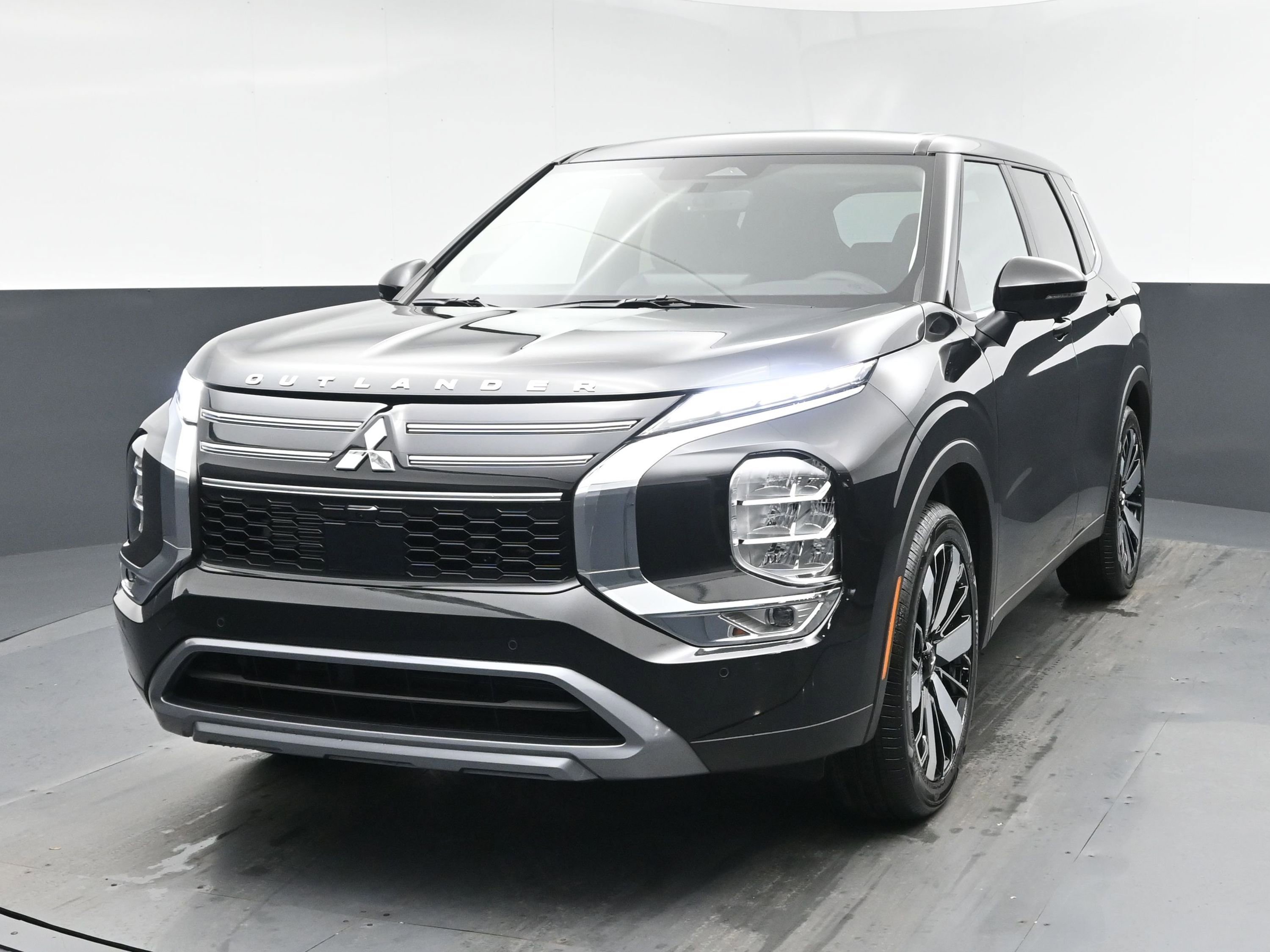2026 Mitsubishi Outlander SE FWD's photo