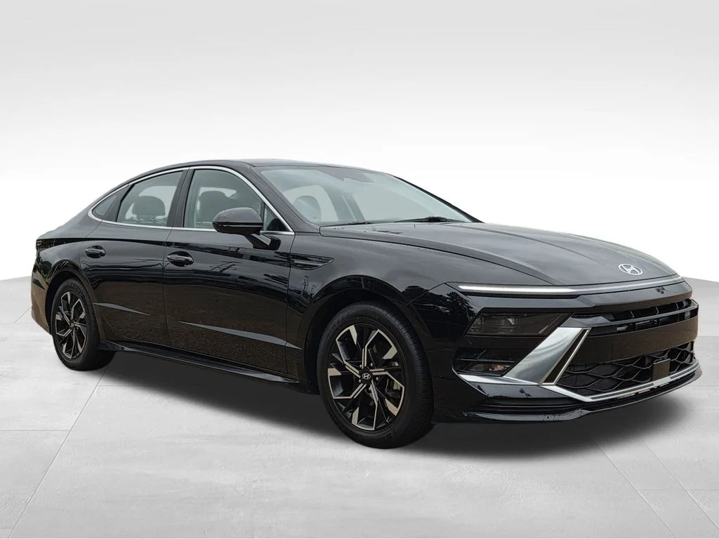 Used 2024 Black Hyundai SEL image 4