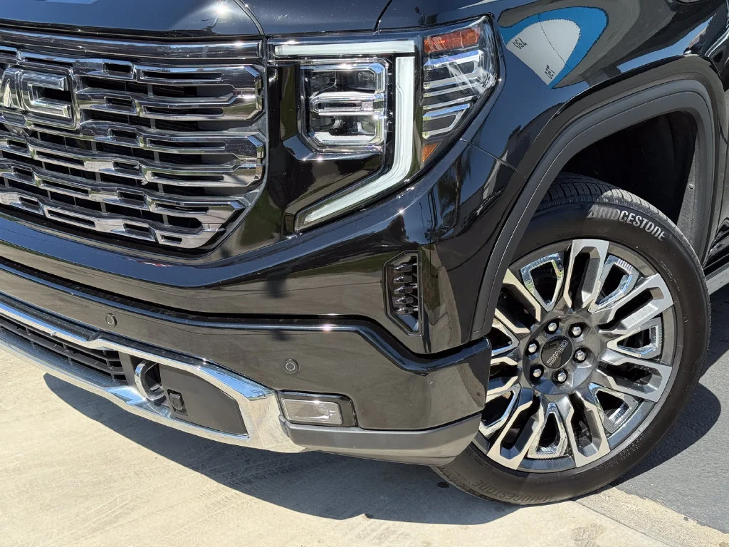 Used 2025 Onyx Black GMC Denali Ultimate image 3