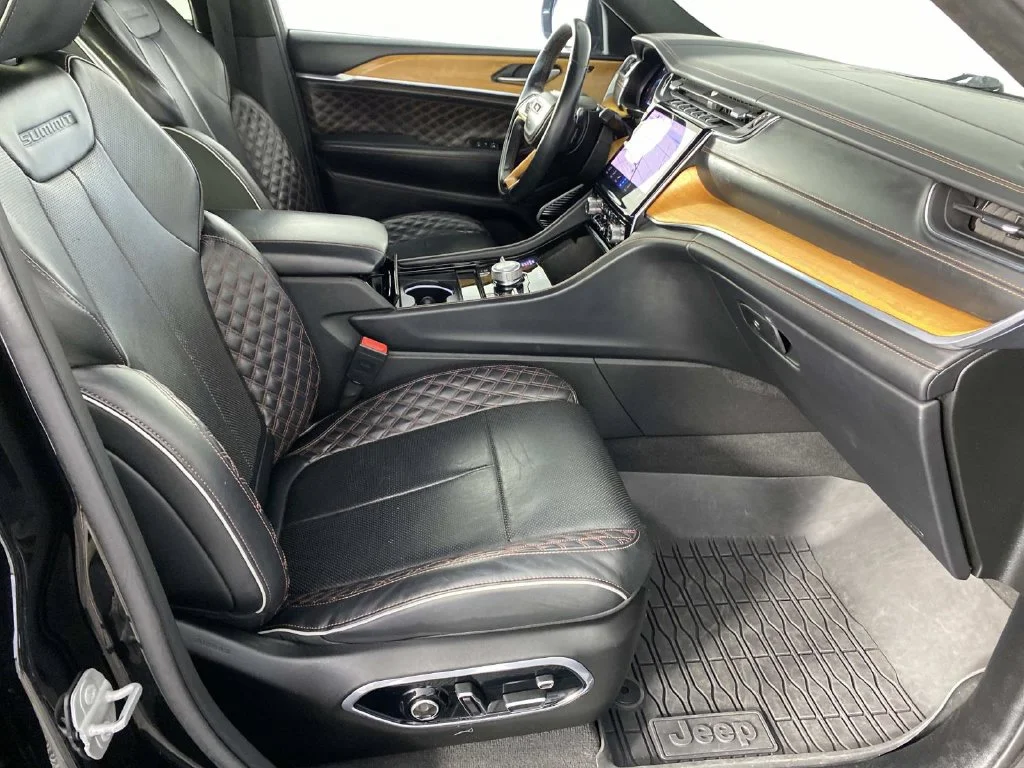 Used 2021 Diamond Black Jeep Summit image 10