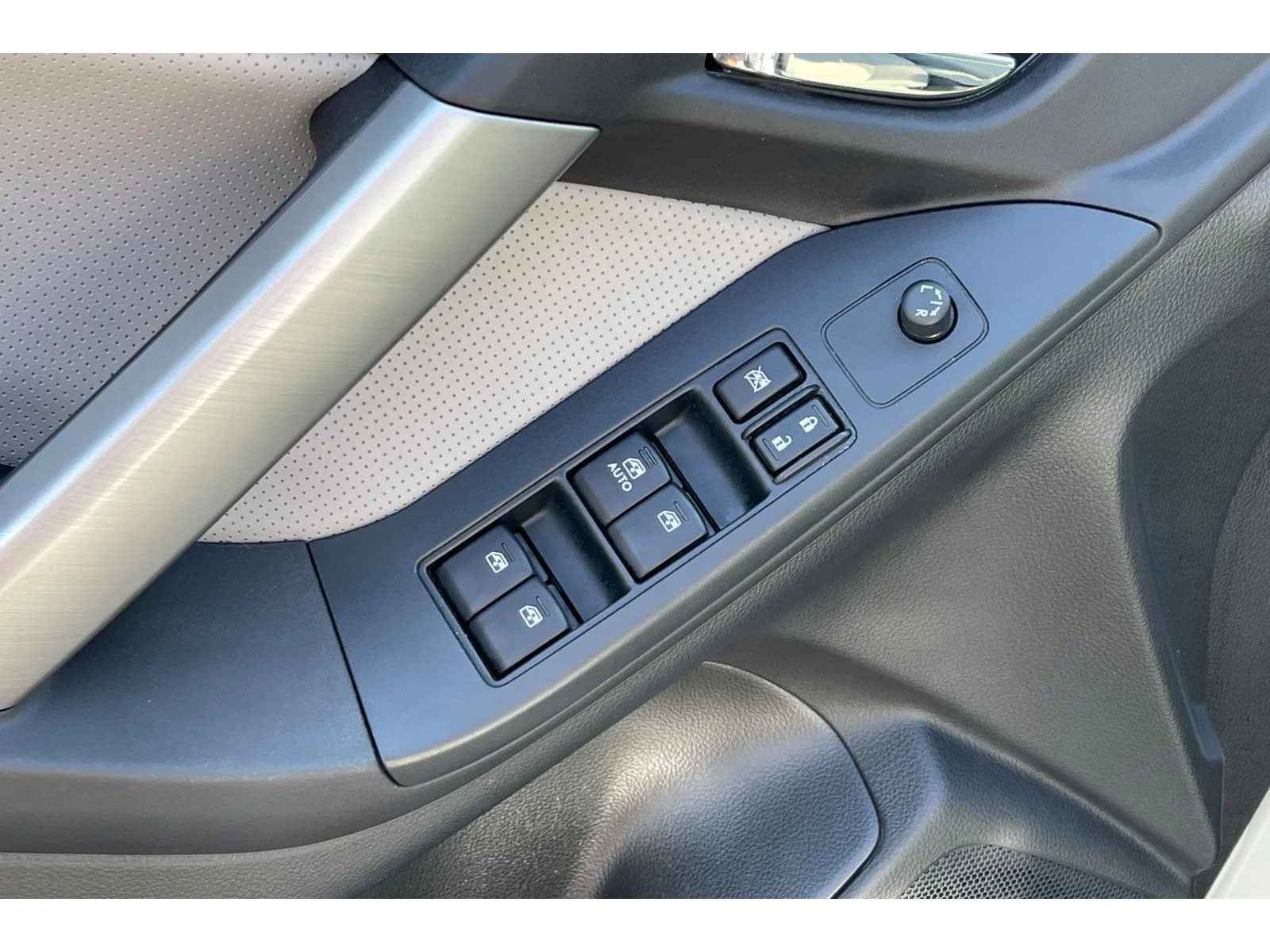 Used 2015 Satin White Pearl Subaru 2.5i Limited image 12