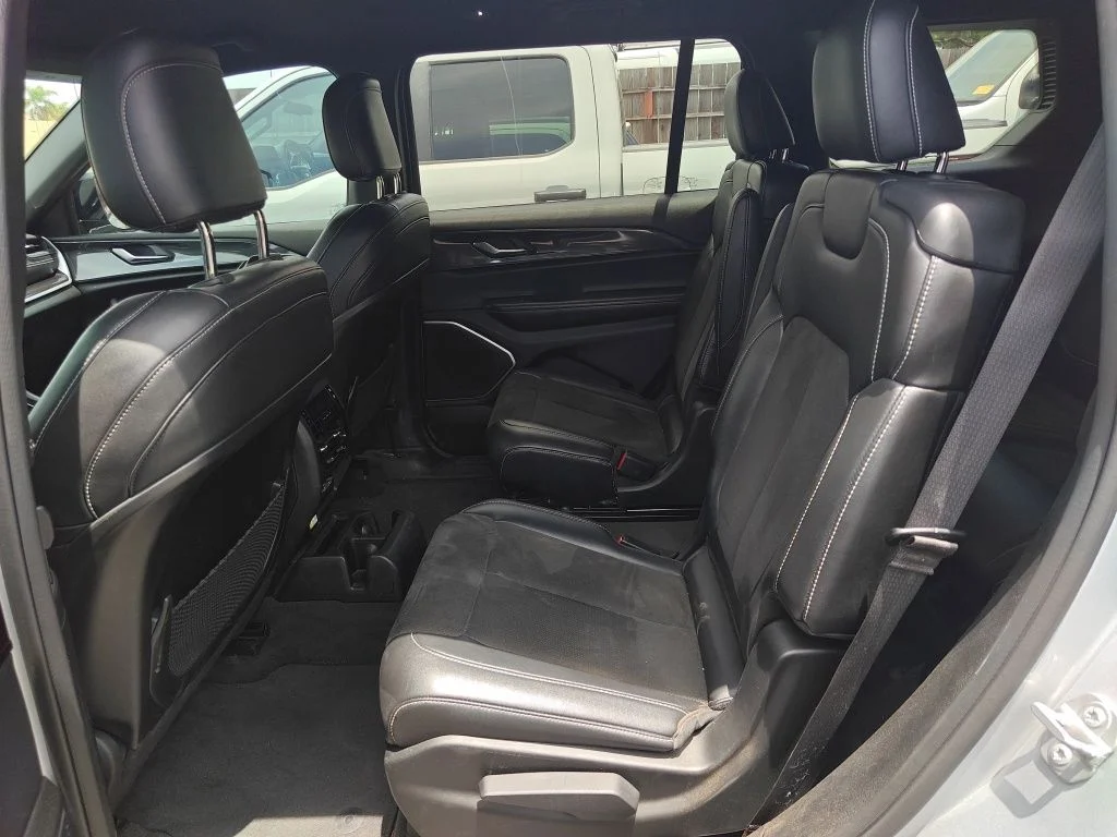 Used 2021 Silver Jeep Altitude image 18