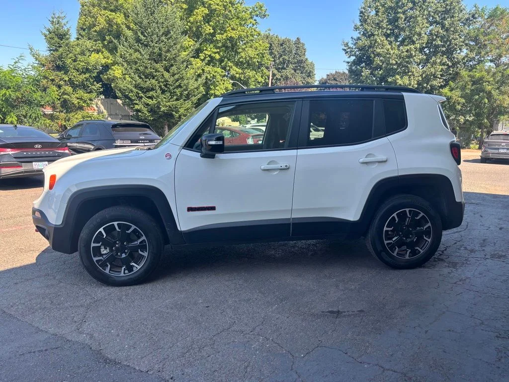 Used 2023 Alpine White Clearcoat Jeep Trailhawk image 10
