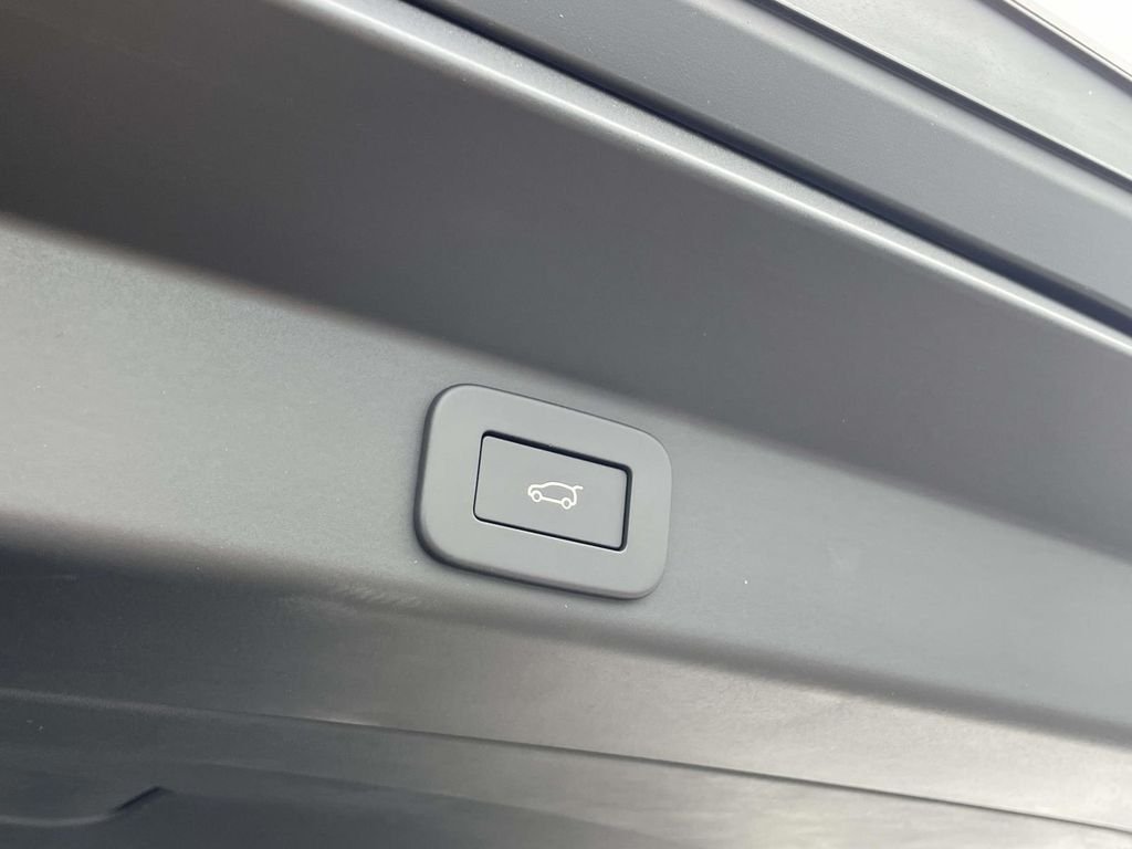 New 2026 Borasco Grey Land Rover SE image 18