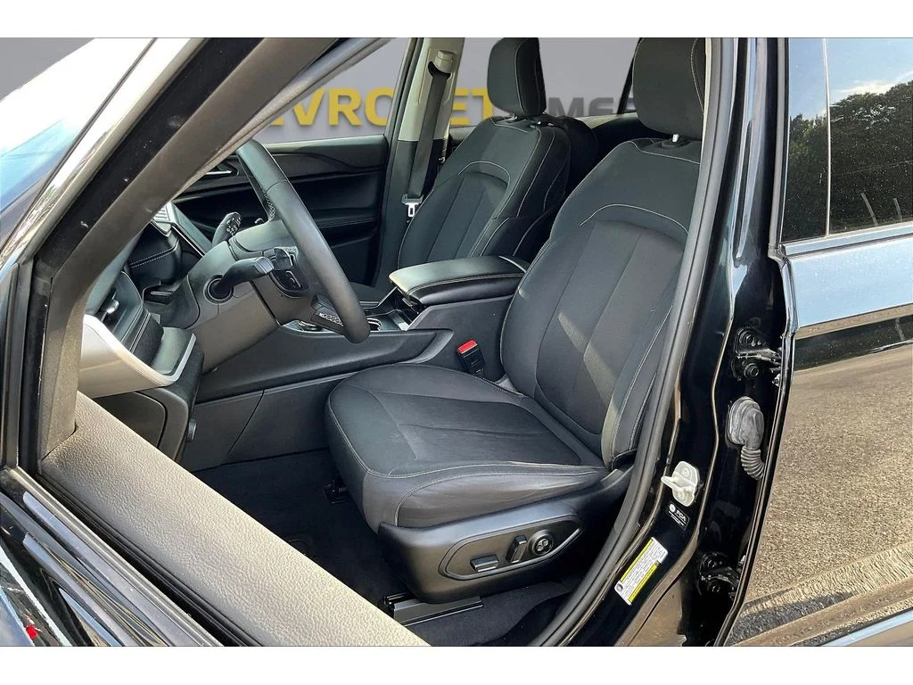 Used 2023 Gray Jeep Laredo image 17
