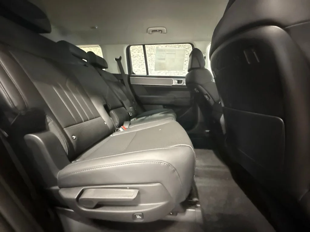 New 2027 Shimmering Silver Hyundai SEL image 13