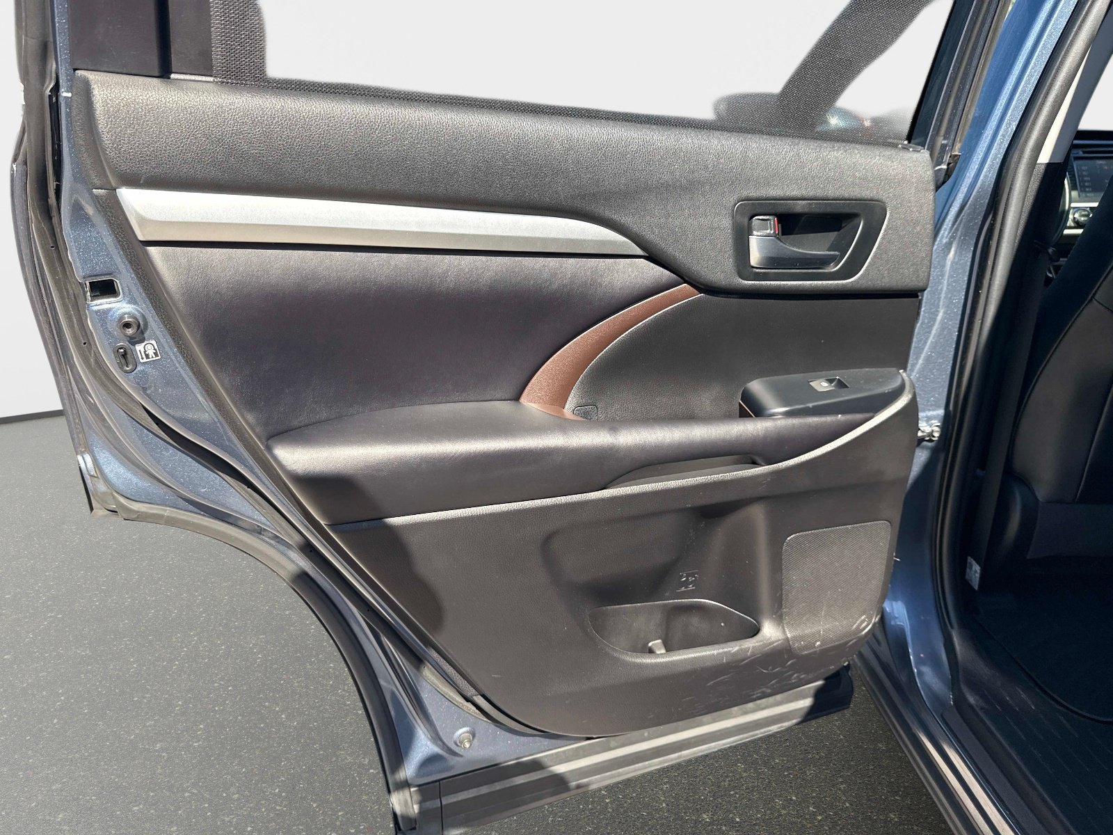 Used 2019 Shoreline Blue Pearl Toyota XLE image 11