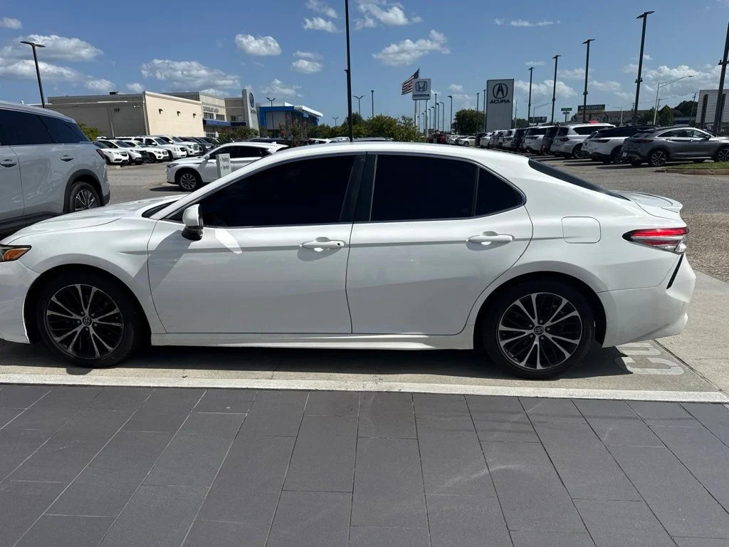 Used 2018 White Toyota SE image 12