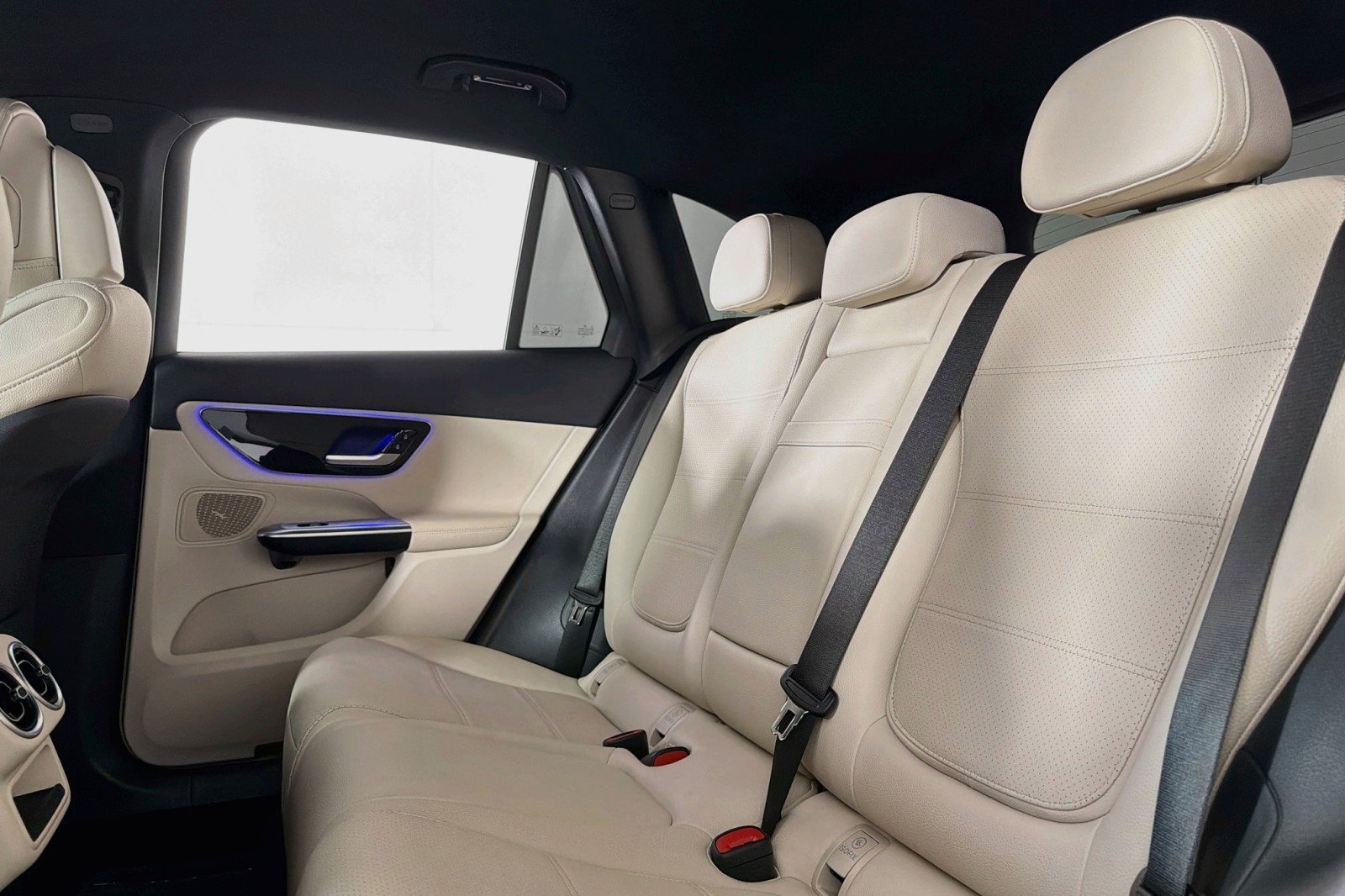 Certified Used 2025 Polar White Mercedes-Benz GLC 300 image 9