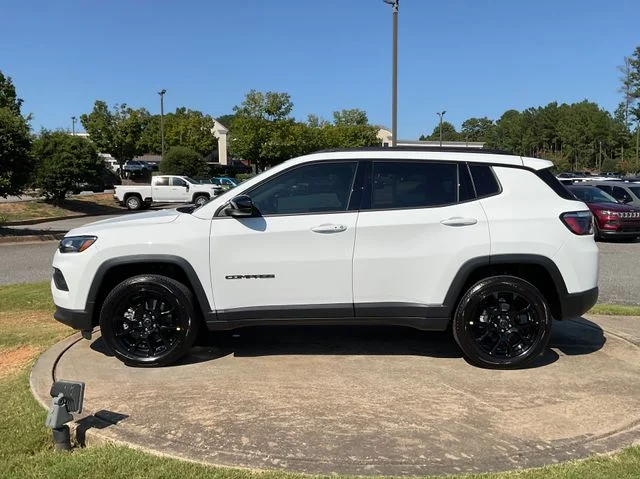 New 2026 Bright White Clearcoat Jeep Latitude image 4